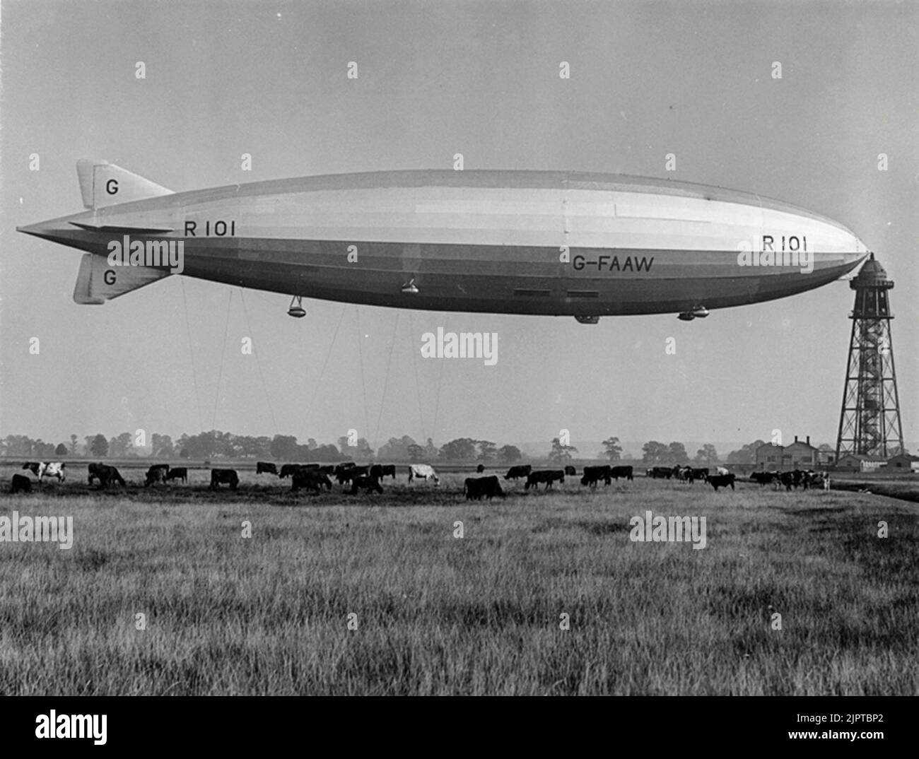 Il velivolo britannico R101, che si è schiantato in Francia al suo primo volo, uccidendo 48 persone. L'incidente ha significato la fine del programma di sviluppo delle navi aeree britanniche. Foto Stock