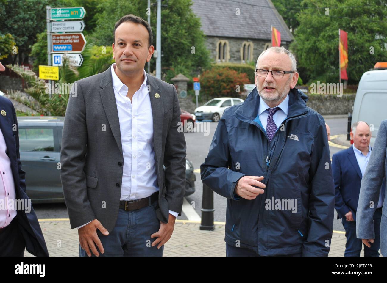 Bantry, West Cork, Irlanda. 20th ago 2022. Leo Varadkar si è recato questa mattina a Bantry per incontrare i locali delle Bantry prima di dirigersi domani a Clonakilty per commemorare il centenario della morte del generale Michael Collins. Erano presenti anche TDS locali di fine Gael. Credit: Karlis Dzjamko Credit: Karlis Dzjamko/Alamy Live News Foto Stock