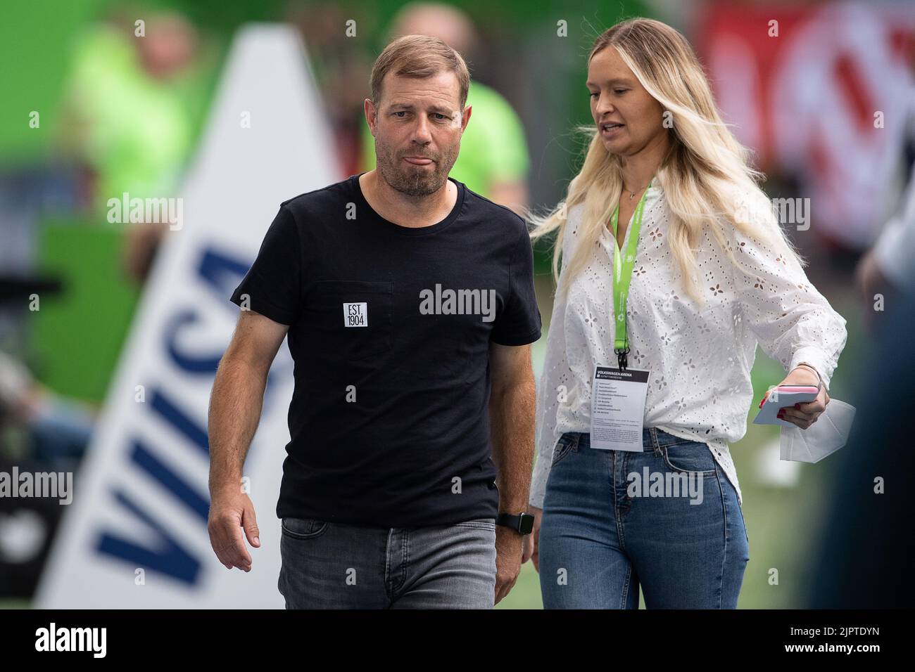 Wolfsburg, Germania. 20th ago, 2022. Calcio: Bundesliga, VfL Wolfsburg - FC Schalke 04, Giornata 3, Volkswagen Arena. Frank Kramer, allenatore di Schalke, si trova nello stadio prima della partita. Credit: Swen Pförtner/dpa - NOTA IMPORTANTE: In conformità ai requisiti della DFL Deutsche Fußball Liga e del DFB Deutscher Fußball-Bund, è vietato utilizzare o utilizzare fotografie scattate nello stadio e/o della partita sotto forma di sequenze di immagini e/o serie di foto simili a video./dpa/Alamy Live News Foto Stock