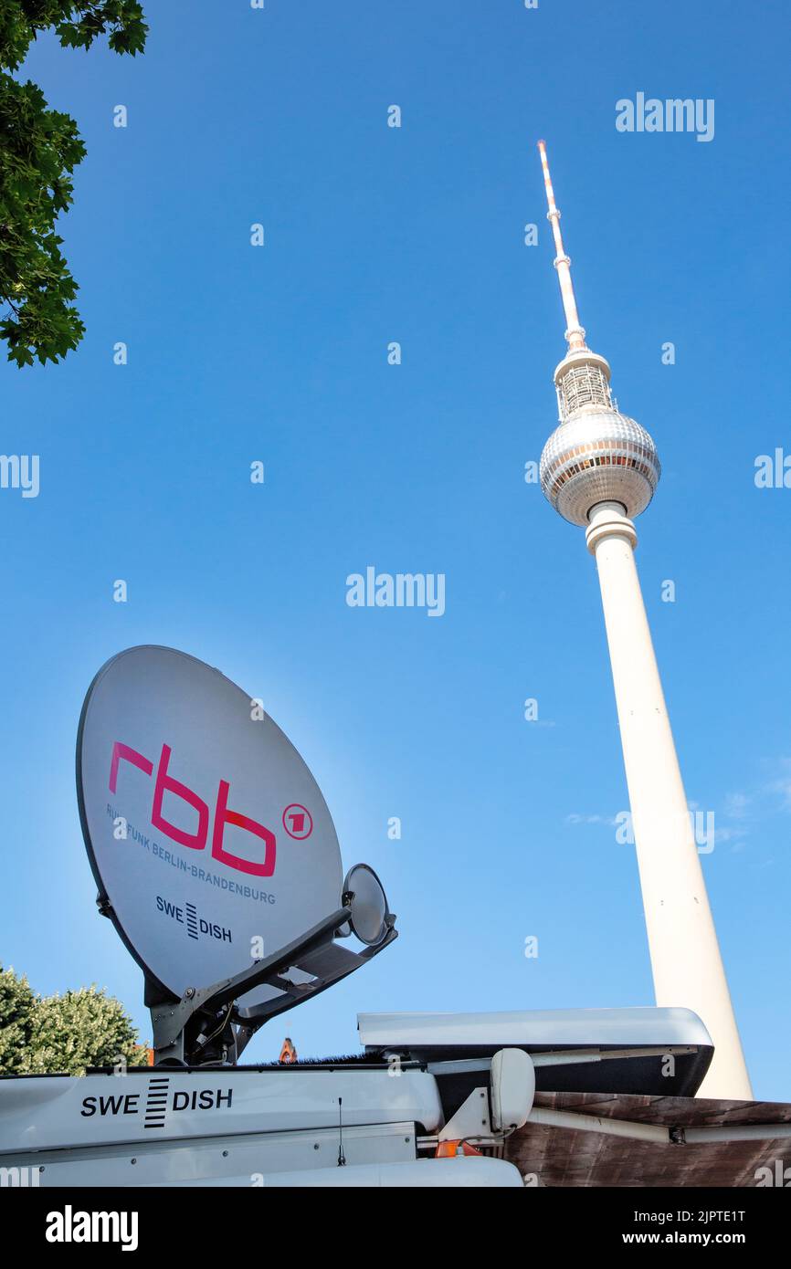 Broadcast Van of radio Berlin Brandenburg, satellite Dish con l'Iscrizione RBB, in background la Torre della Televisione di Berlino Foto Stock