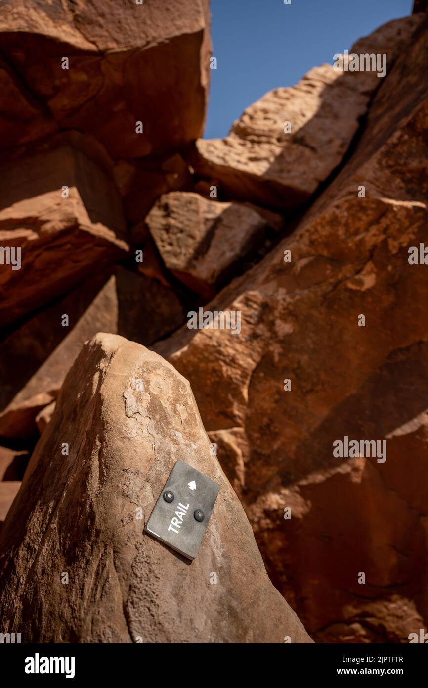 Piccolo cartello direzionale attraverso Rocks Point per una ripida salita nel Parco Nazionale delle Canyonlands Foto Stock