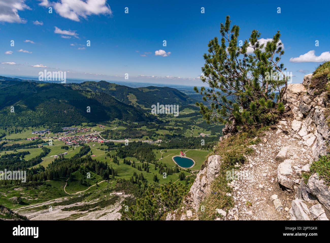 Arrampicandosi sulla Via Ferrata di Edelrid fino alla cima di Iseler nei pressi di Oberjoch Bad Hindelang nei monti Allgau Foto Stock