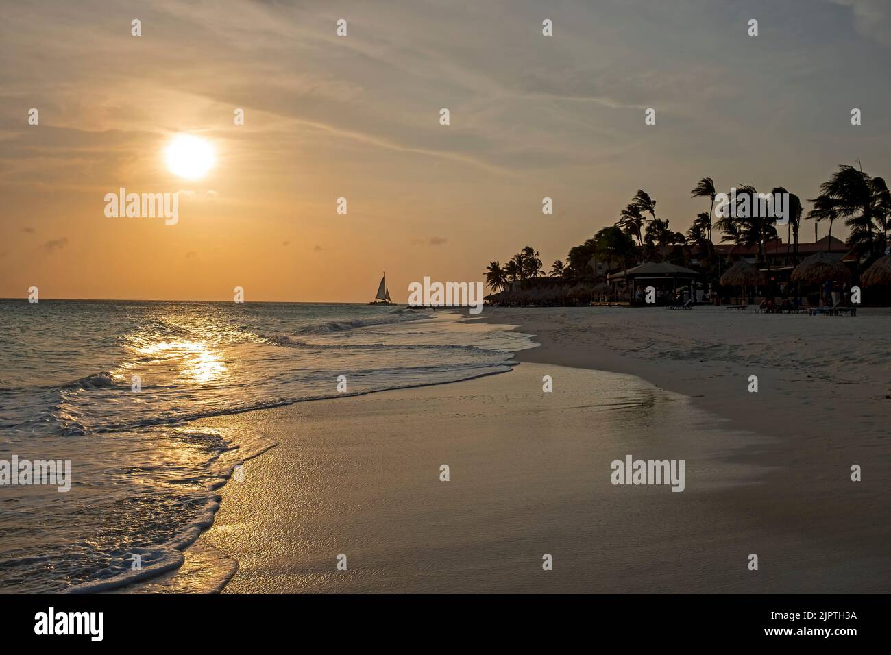 Navigazione sull'isola di Aruba al tramonto nel Mar dei Caraibi Foto Stock