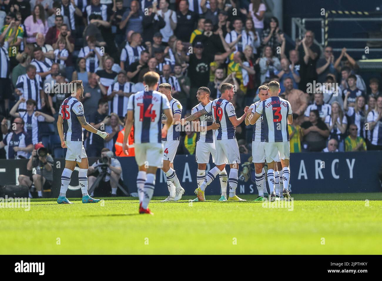 I giocatori di West Brom celebrano Darnell Furlong #2 dell'obiettivo di West Bromwich Albion per renderlo 1-0 Foto Stock