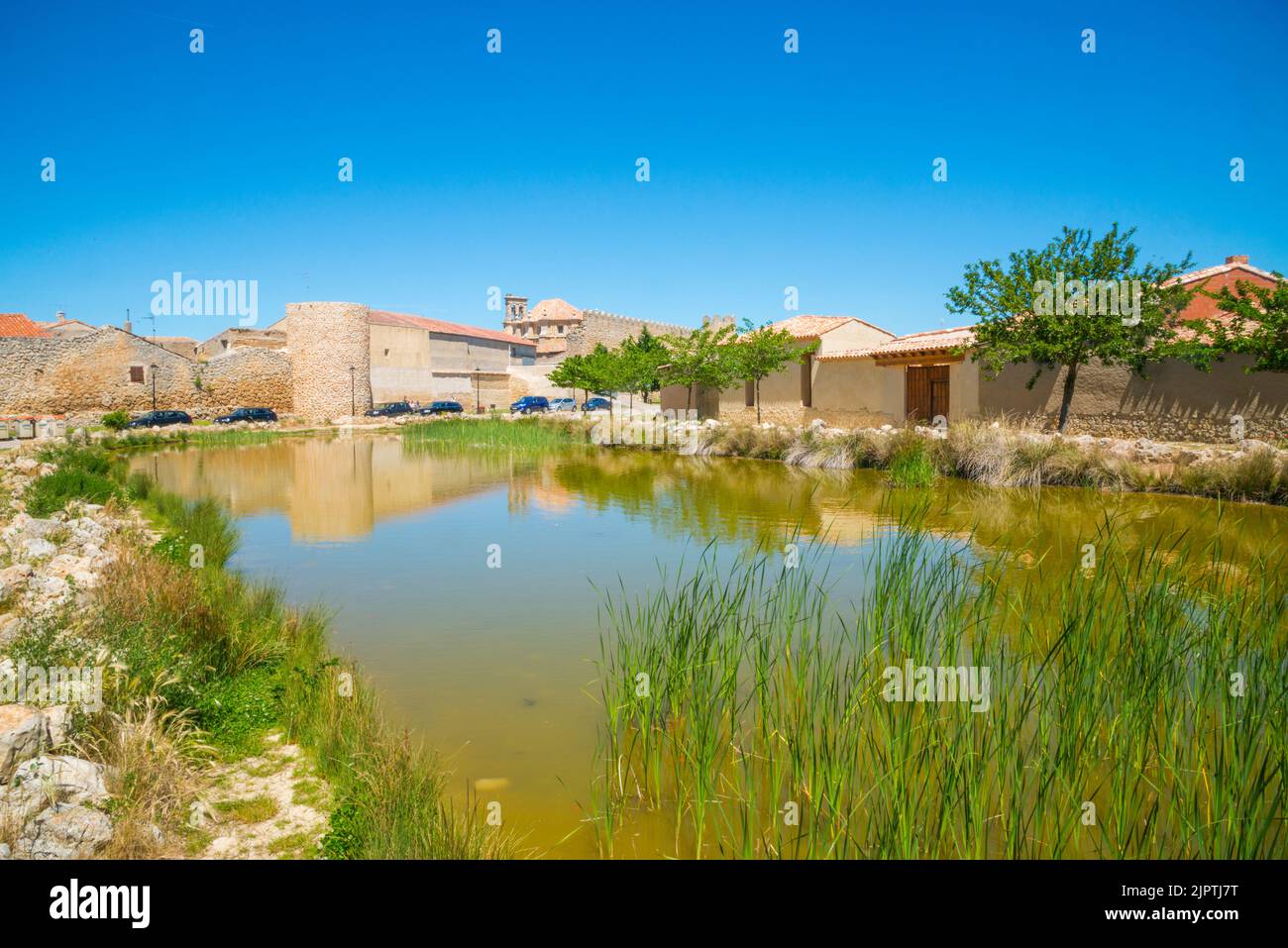 Stagno e vista del villaggio. Urueña, provincia di Valladolid, Castilla Leon, Spagna. Foto Stock