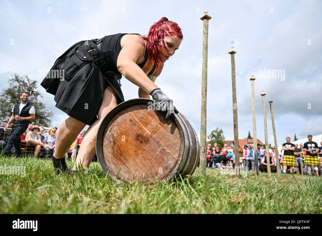 Wilhelmskirch, Germania. 20th ago, 2022. Jessica Jöst tira un barile attraverso un corso di slalom al 'Oberschwäbische Highländgames'. Squadre provenienti da tutta la Germania meridionale si sono incontrate per mettere alla prova la loro abilità durante le partite. Credit: Felix Kästle/dpa/Alamy Live News Foto Stock