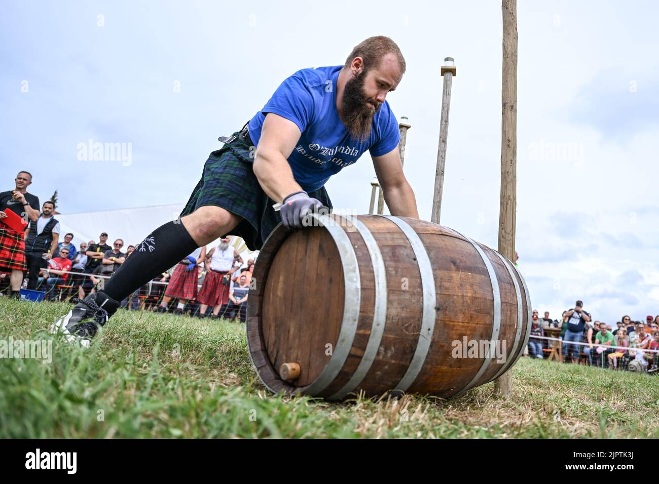 Wilhelmskirch, Germania. 20th ago, 2022. Jonas Horn del Team o'Balandla Bruderschaft lancia un barile attraverso un percorso di slalom al 'Oberschwäbische Highländgames'. Squadre provenienti da tutta la Germania meridionale si sono incontrate per mettere alla prova la loro abilità durante le partite. Credit: Felix Kästle/dpa/Alamy Live News Foto Stock