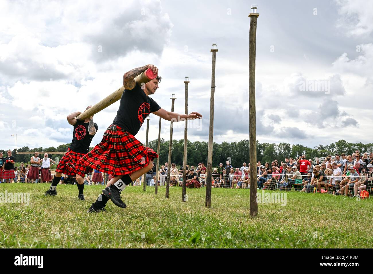 Wilhelmskirch, Germania. 20th ago, 2022. Una squadra corre attraverso un percorso slalom con un raggio sulle sue spalle al 'Oberschwäbische Highländgames'. Squadre provenienti da tutta la Germania meridionale si sono incontrate per mettere alla prova la loro abilità durante le partite. Credit: Felix Kästle/dpa/Alamy Live News Foto Stock