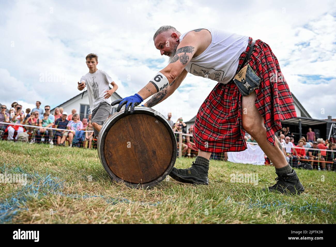 Wilhelmskirch, Germania. 20th ago, 2022. René Schulze della squadra Highländer di Engelberg tira un barile attraverso un corso di slalom al 'Oberschwäbische Highländgames'. Squadre provenienti da tutta la Germania meridionale si sono incontrate per mettere alla prova la loro abilità durante le partite. Credit: Felix Kästle/dpa/Alamy Live News Foto Stock