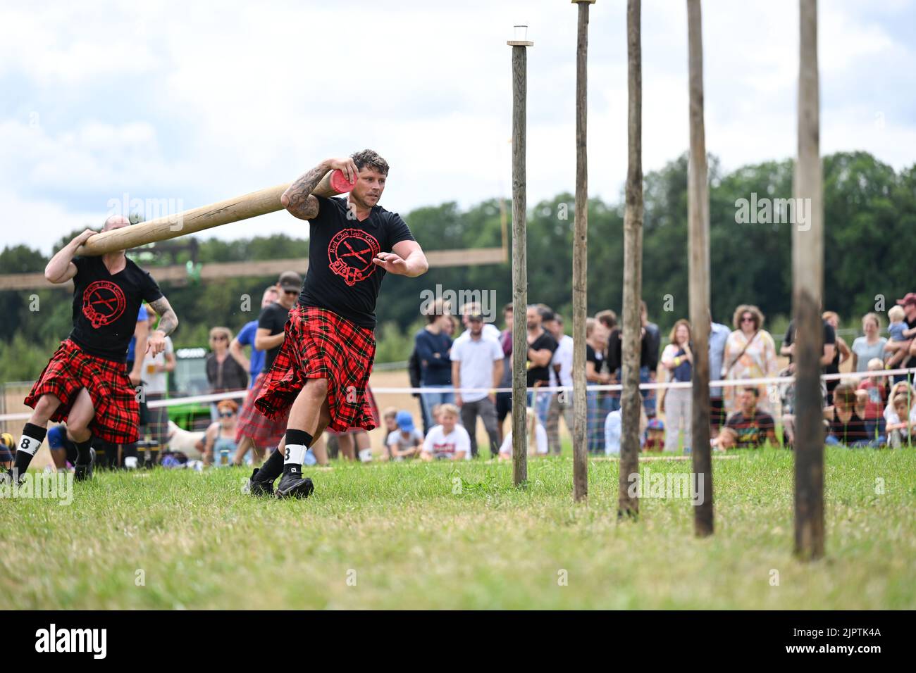 Wilhelmskirch, Germania. 20th ago, 2022. Una squadra corre attraverso un percorso slalom con un raggio sulle sue spalle al 'Oberschwäbische Highländgames'. Squadre provenienti da tutta la Germania meridionale si sono incontrate per mettere alla prova la loro abilità durante le partite. Credit: Felix Kästle/dpa/Alamy Live News Foto Stock