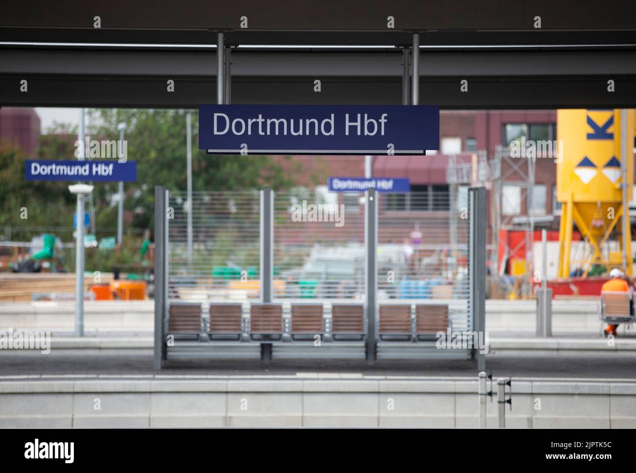 Dortmund, Germania. 20th ago, 2022. Tracce vuote alla stazione centrale di Dortmund. A causa di una perdita d'acqua, la scatola del segnale della stazione centrale di Dortmund è guasta, causando la cancellazione di tutti i treni della stazione. Credit: Thomas Banneyer/dpa/Alamy Live News Foto Stock