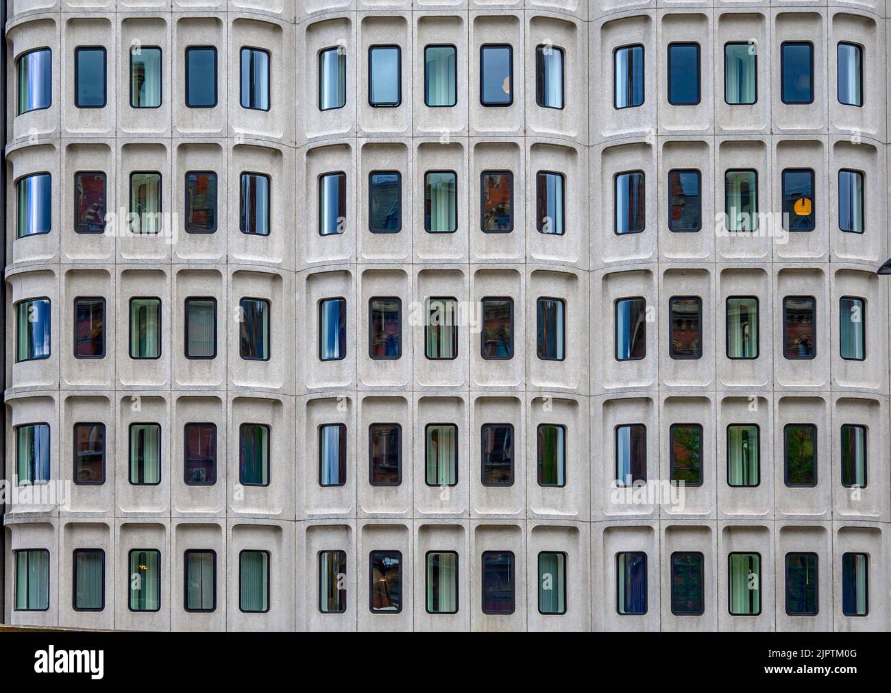 Finestre di un edificio alberghiero a Londra, Regno Unito Foto Stock