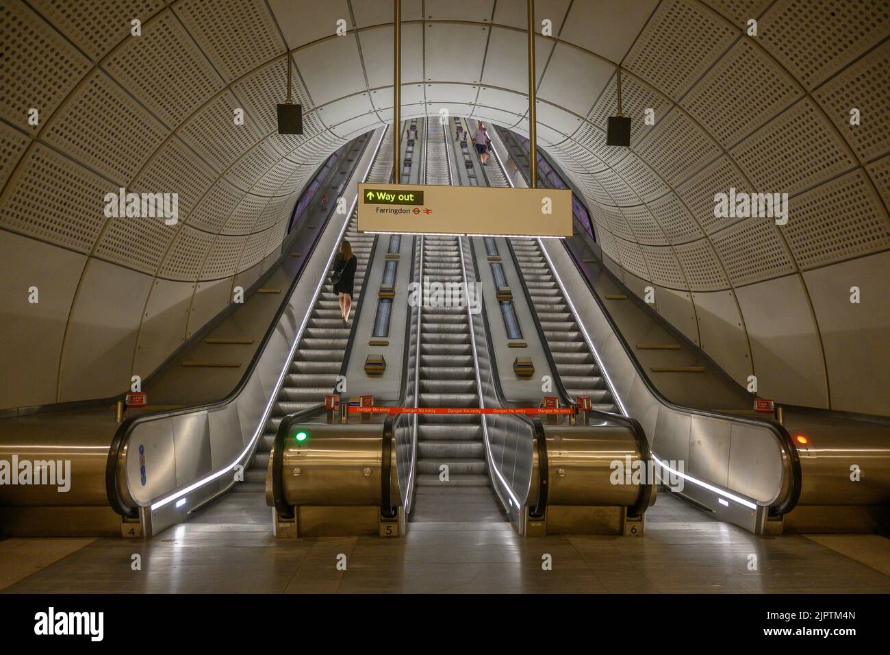 Scala mobile simmetrica nella stazione della metropolitana della linea Farringdon Elizabeth di Londra Foto Stock