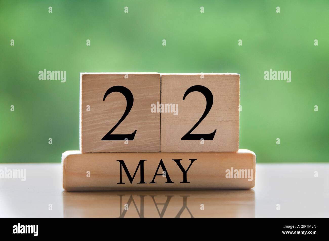Maggio 22 calendario data testo su blocchi di legno con sfondo sfocato natura. Concetto di spazio di copia e calendario. Foto Stock