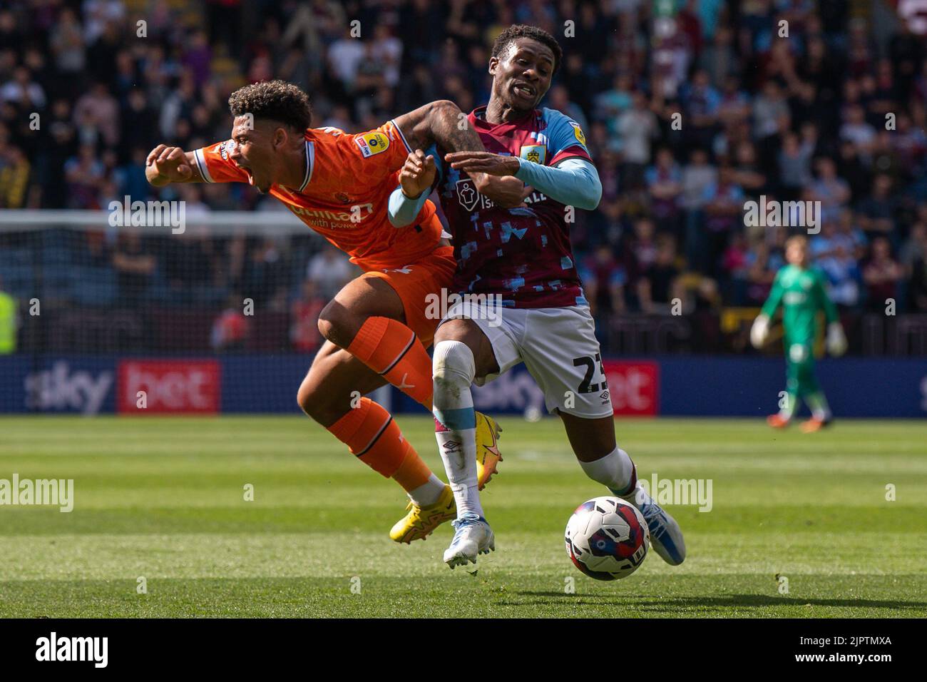 Jordan Lawrence-Gabriel #4 di Blackpool e Victor Alexander da Silva (23) di Burnley battaglia per la palla Foto Stock