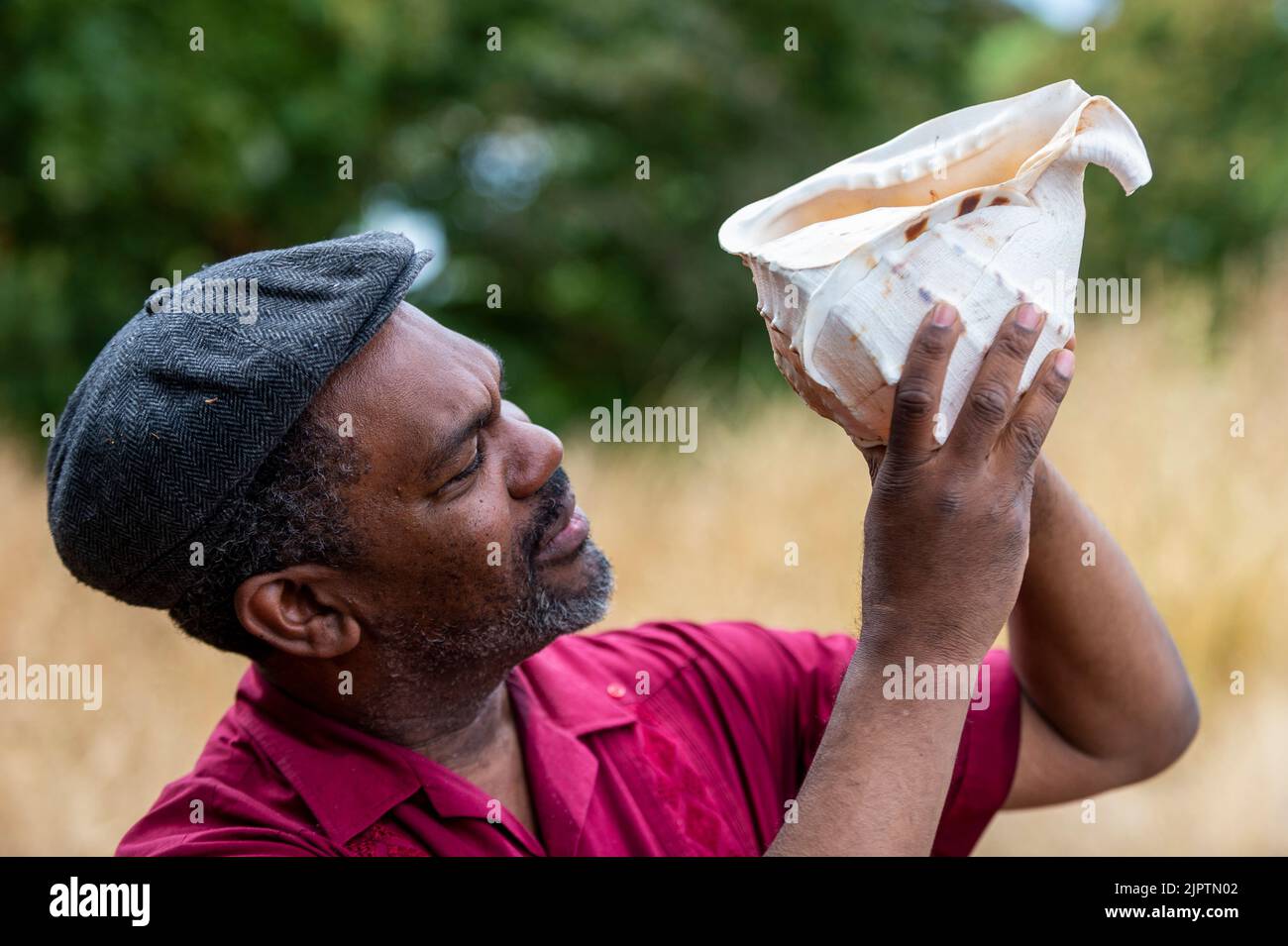 Londra, Regno Unito. 20 agosto 2022. Byron Wallen, trombettista di fama internazionale, offre un'esibizione unica suonando conchiglie al Thamesmead Festival nel sud-est di Londra. Organizzato da un gruppo dedicato di residenti, è l'evento più importante della comunità ogni estate, che mette in mostra cantanti, musicisti e altri talenti creativi di Thamesmead. Credit: Stephen Chung / Alamy Live News Foto Stock