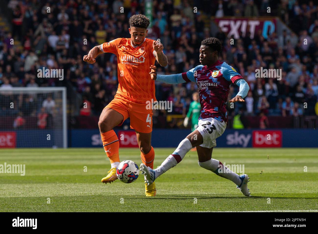 Jordan Lawrence-Gabriel #4 di Blackpool e Victor Alexander da Silva (23) di Burnley combattono per la palla in, il 8/20/2022. (Foto di Craig Thomas/News Images/Sipa USA) Credit: Sipa USA/Alamy Live News Foto Stock