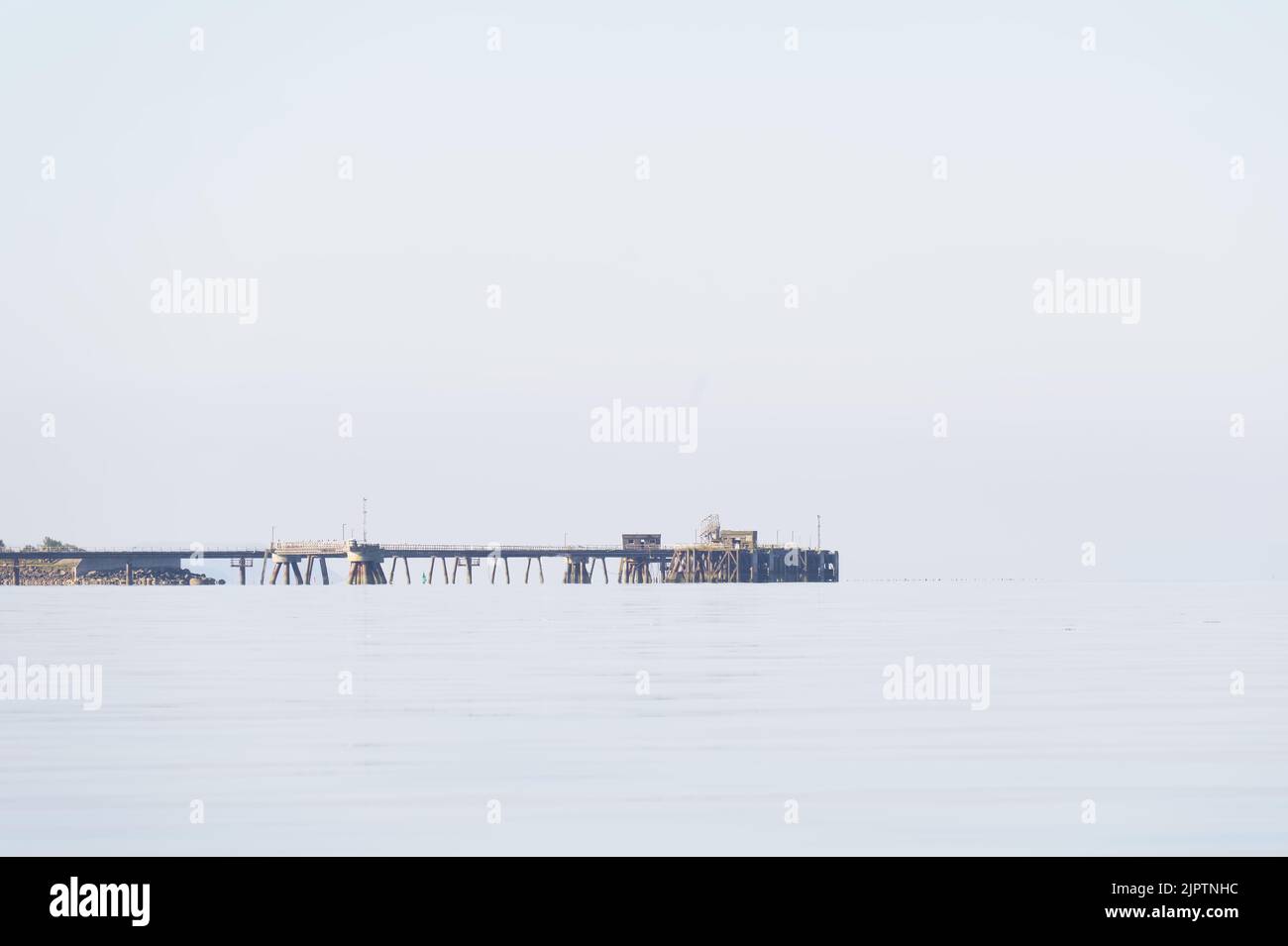 Vecchio molo in legno derelitto in mare alla centrale elettrica di Inverkip Foto Stock