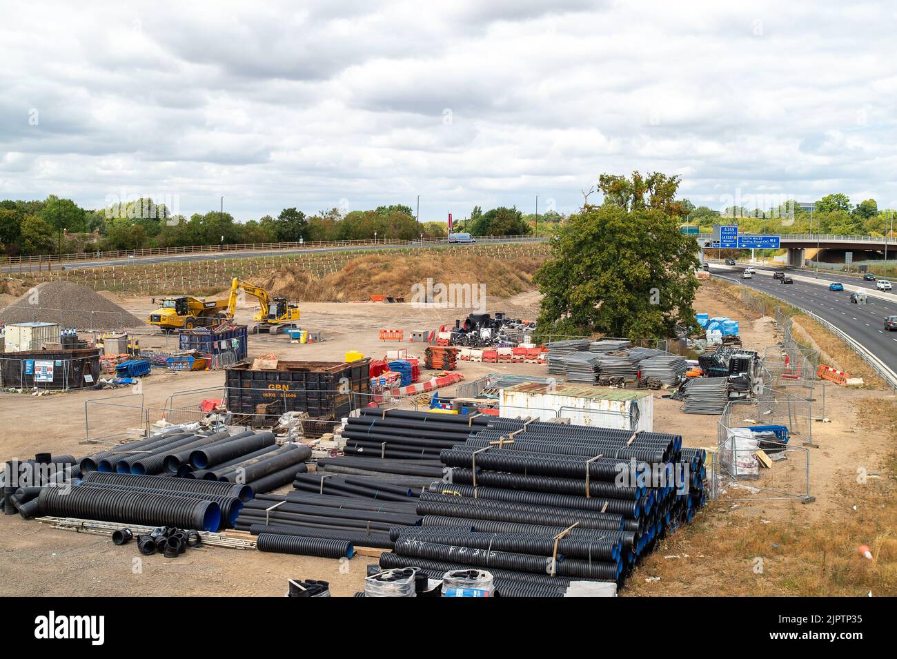 Slough, Berkshire, Regno Unito. 20th agosto, 2022. Il deposito M4 a Slough vicino Datchet. Un nuovo limite di velocità variabile di 60mph è ora in vigore su alcune parti del M4, mentre i lavori finali sono stati completati sull'aggiornamento digitale di parte del M4. La spalla dura è stata rimossa e invece ci sono solo aree di rifugio intermittenti dipinte di giallo. Rishi Sunak si è impegnato a non sanzionare nuove autostrade intelligenti se fosse diventato primo ministro. Credit: Maureen McLean/Alamy Live News Foto Stock