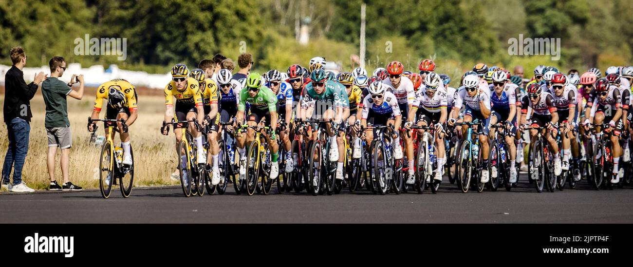 SOESTERBERG - il peloton passa la pista della base aerea di Soesterberg durante la seconda fase della Vuelta a Espana (Vuelta a Espana). La seconda tappa della Vuelta va da Den Bosch a Utrecht. ANP SEM VAN DER WAL Foto Stock