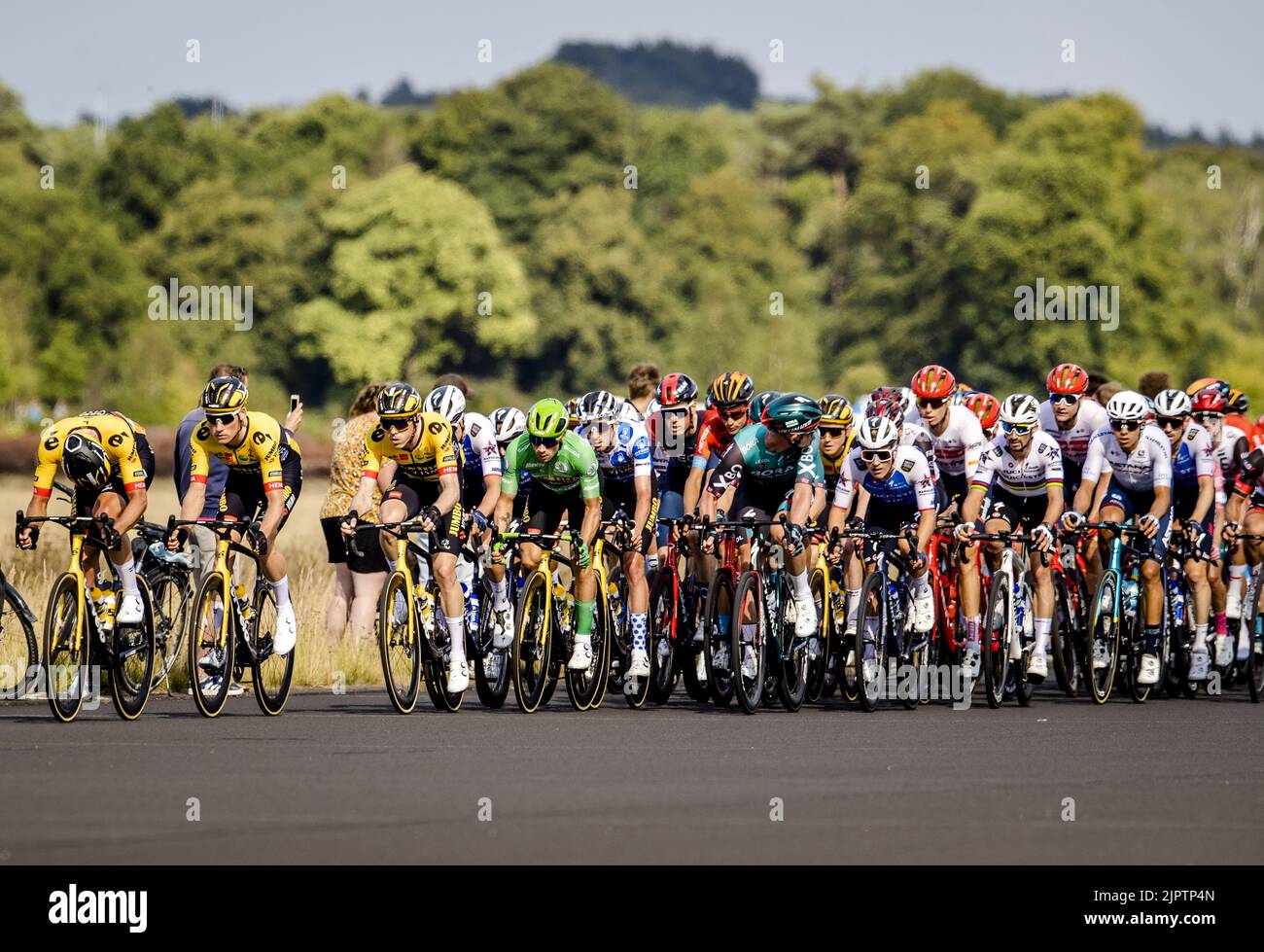 SOESTERBERG - il peloton passa la pista della base aerea di Soesterberg durante la seconda fase della Vuelta a Espana (Vuelta a Espana). La seconda tappa della Vuelta va da Den Bosch a Utrecht. ANP SEM VAN DER WAL Foto Stock