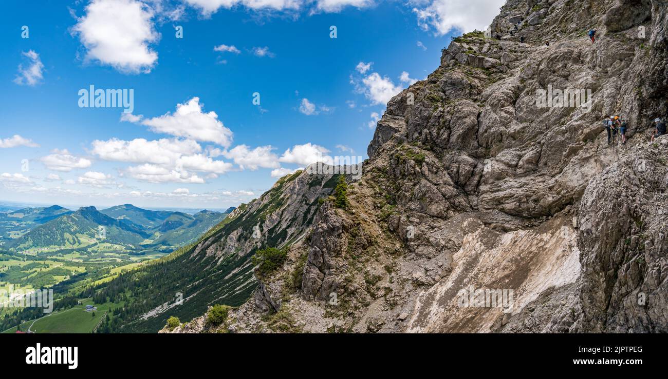 Arrampicandosi sulla Via Ferrata di Edelrid fino alla cima di Iseler nei pressi di Oberjoch Bad Hindelang nei monti Allgau Foto Stock