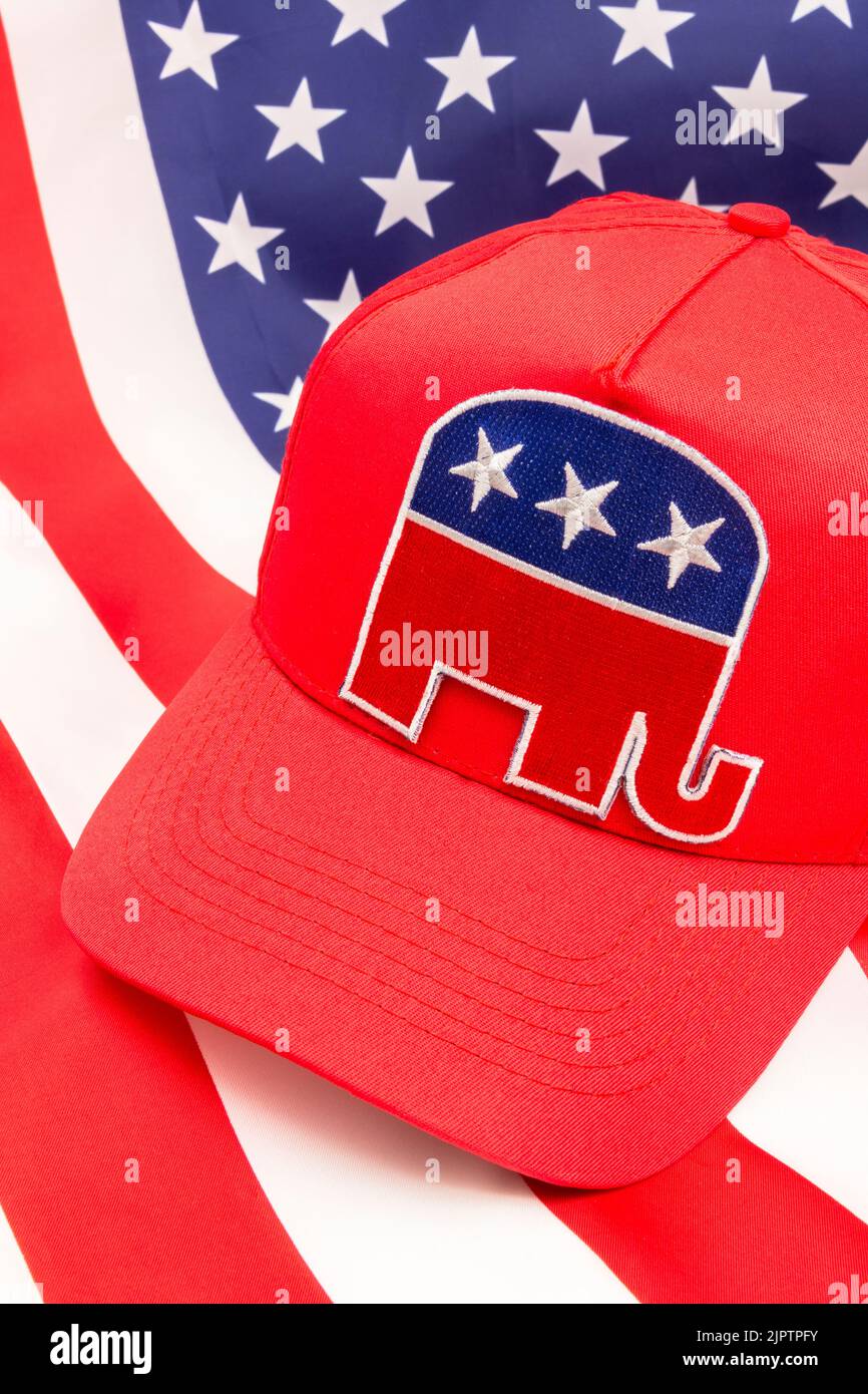 Berretto di tipo MAGA rosso con logo Repubblicano Elefante e bandiera US Stars and Stripes. Per le elezioni presidenziali statunitensi del novembre 2024 e l'onda rossa repubblicana Foto Stock