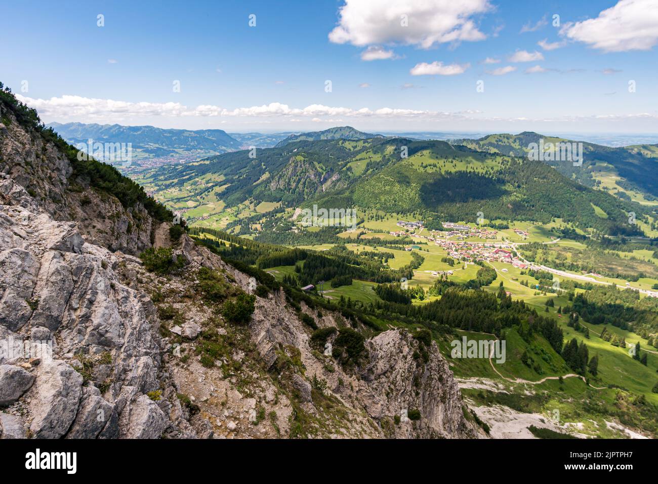 Arrampicandosi sulla Via Ferrata di Edelrid fino alla cima di Iseler nei pressi di Oberjoch Bad Hindelang nei monti Allgau Foto Stock