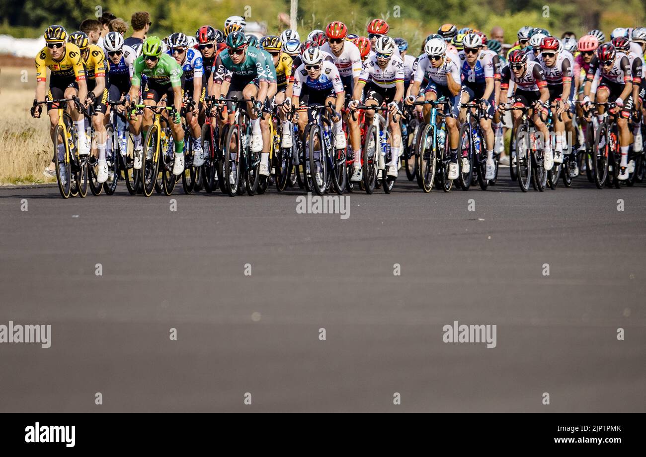 SOESTERBERG - il peloton passa la pista della base aerea di Soesterberg durante la seconda fase della Vuelta a Espana (Vuelta a Espana). La seconda tappa della Vuelta va da Den Bosch a Utrecht. ANP SEM VAN DER WAL Foto Stock