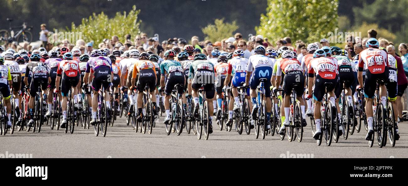 SOESTERBERG - il peloton passa la pista della base aerea di Soesterberg durante la seconda fase della Vuelta a Espana (Vuelta a Espana). La seconda tappa della Vuelta va da Den Bosch a Utrecht. ANP SEM VAN DER WAL Foto Stock