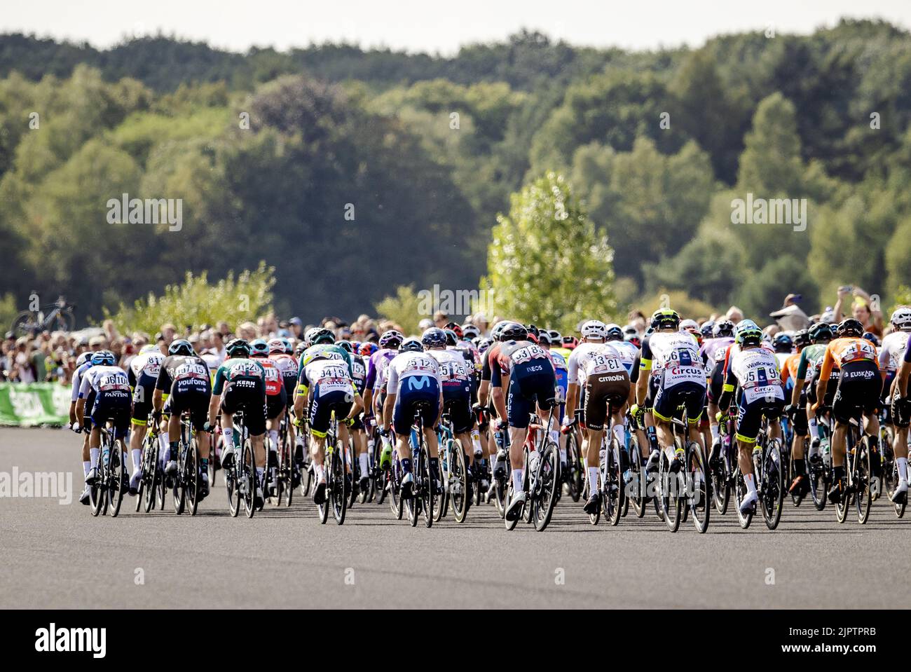 SOESTERBERG - il peloton passa la pista della base aerea di Soesterberg durante la seconda fase della Vuelta a Espana (Vuelta a Espana). La seconda tappa della Vuelta va da Den Bosch a Utrecht. ANP SEM VAN DER WAL Foto Stock