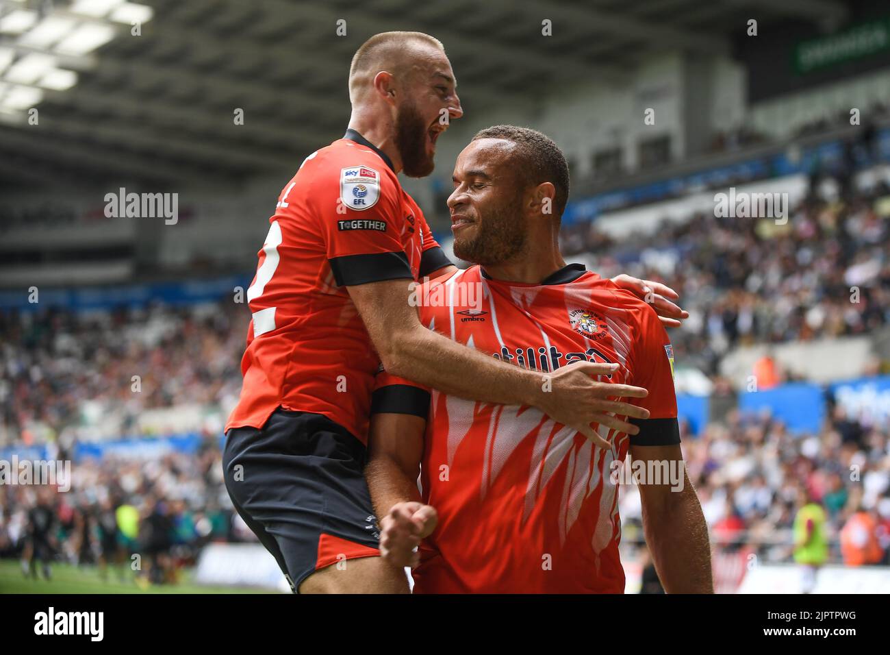 Carlton Morris #9 di Luton Town segna per renderlo 0-2 e celebra il suo obiettivo a Swansea, Regno Unito, il 8/20/2022. (Foto di Mike Jones/News Images/Sipa USA) Foto Stock