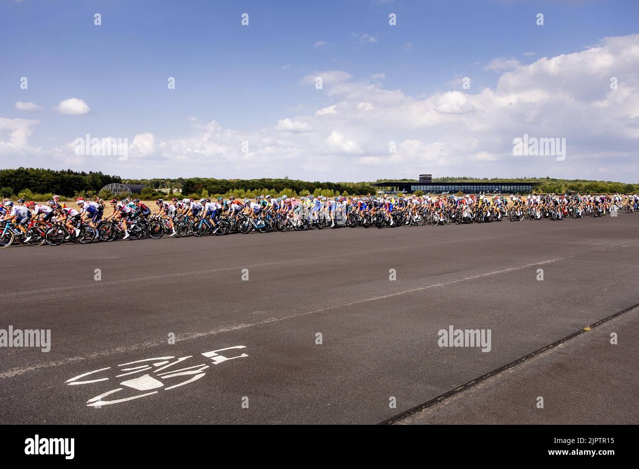 SOESTERBERG - il peloton passa la pista della base aerea di Soesterberg durante la seconda fase della Vuelta a Espana (Vuelta a Espana). La seconda tappa della Vuelta va da Den Bosch a Utrecht. ANP SEM VAN DER WAL Foto Stock