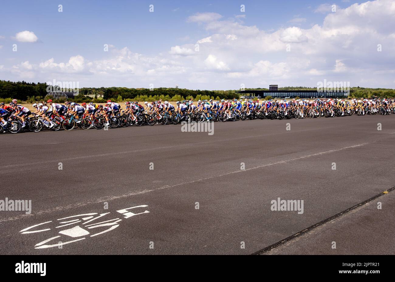 SOESTERBERG - il peloton passa la pista della base aerea di Soesterberg durante la seconda fase della Vuelta a Espana (Vuelta a Espana). La seconda tappa della Vuelta va da Den Bosch a Utrecht. ANP SEM VAN DER WAL Foto Stock