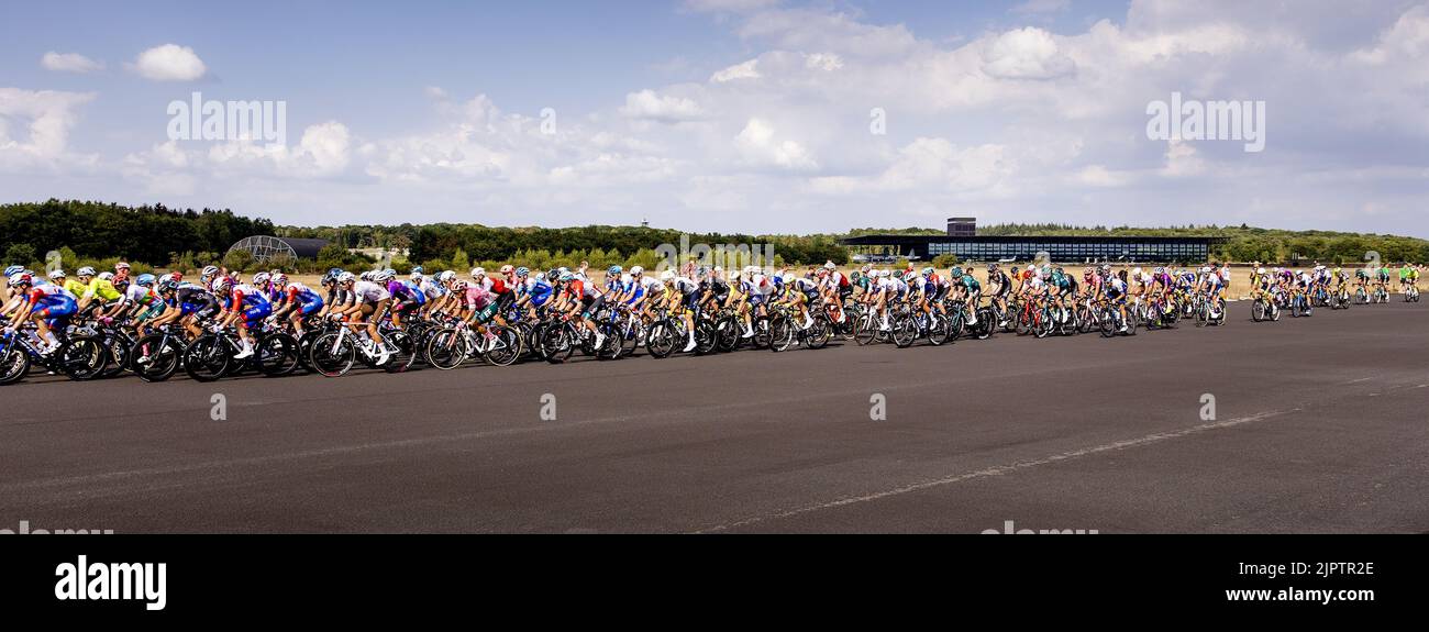 SOESTERBERG - il peloton passa la pista della base aerea di Soesterberg durante la seconda fase della Vuelta a Espana (Vuelta a Espana). La seconda tappa della Vuelta va da Den Bosch a Utrecht. ANP SEM VAN DER WAL Foto Stock