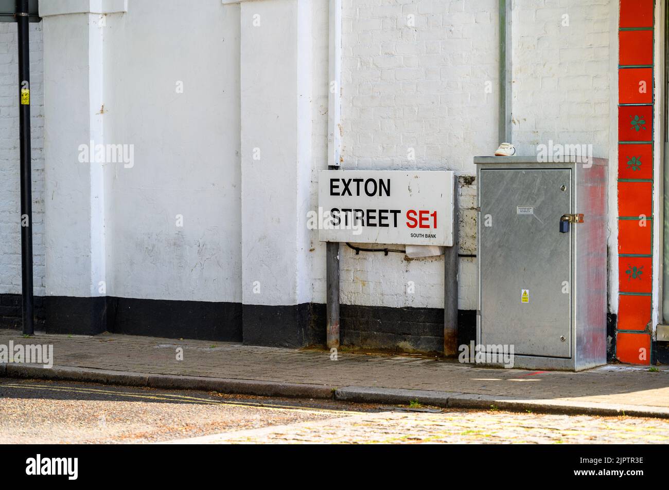 LONDRA - 20 maggio 2022: Exton Street SE1, cartello South Bank Street sul lato della strada Foto Stock