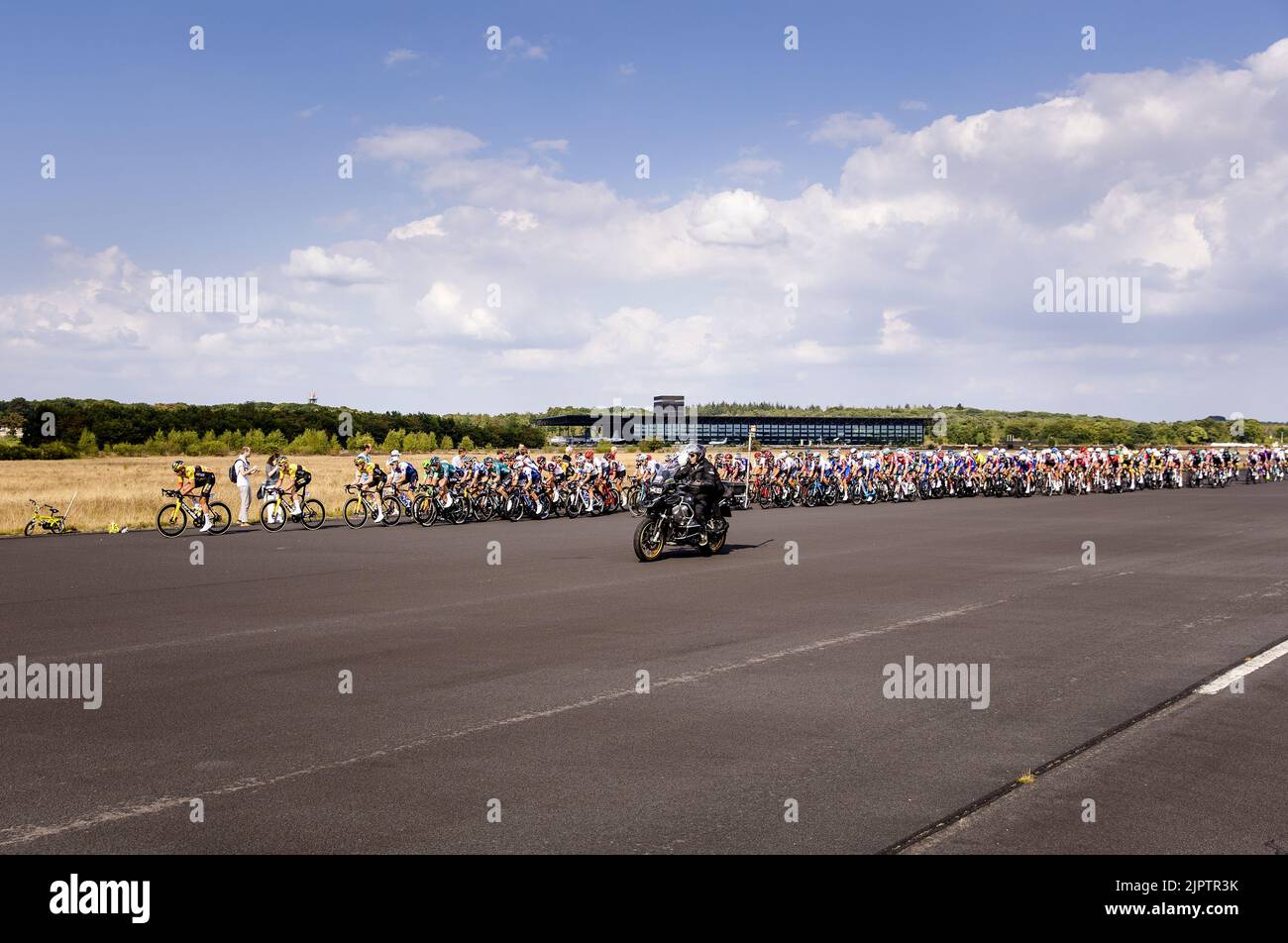 SOESTERBERG - il peloton passa la pista della base aerea di Soesterberg durante la seconda fase della Vuelta a Espana (Vuelta a Espana). La seconda tappa della Vuelta va da Den Bosch a Utrecht. ANP SEM VAN DER WAL Foto Stock