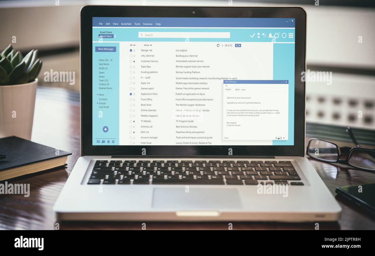 Comunicazione dei messaggi di posta elettronica. Elenco di posta del client sullo schermo del computer portatile, sfondo della scrivania dell'ufficio. Corrispondenza online, Foto Stock