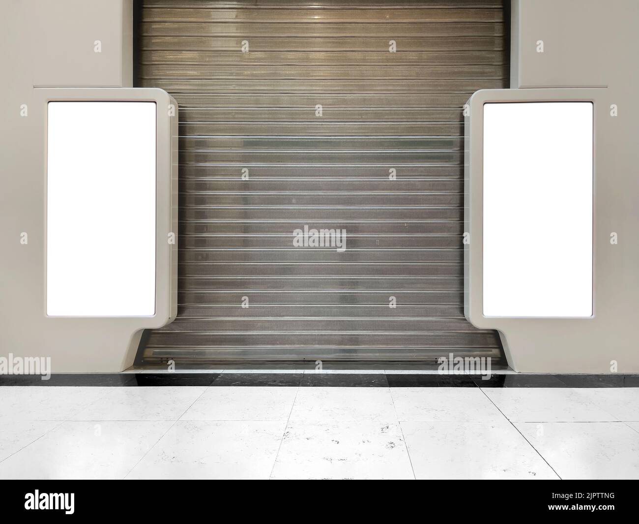 Tabellone elettronico vuoto in un grande magazzino commerciale, mockup e concetto pubblicitario Foto Stock