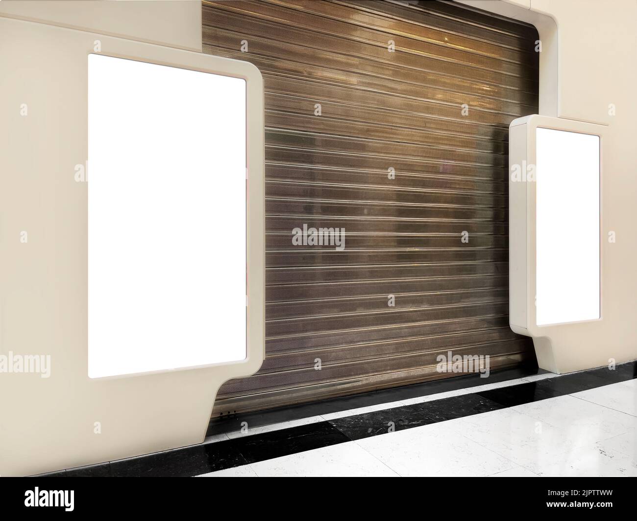 Tabellone elettronico vuoto in un grande magazzino commerciale, mockup e concetto pubblicitario Foto Stock