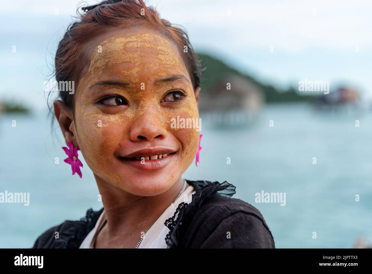 Semporna, Malesia - 28 agosto 2022: Bajau Laut Mare ragazza giovane zingara con schermo solare naturale. Foto Stock