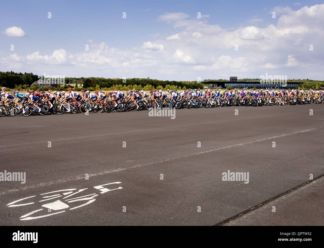 SOESTERBERG - il peloton passa la pista della base aerea di Soesterberg durante la seconda fase della Vuelta a Espana (Vuelta a Espana). La seconda tappa della Vuelta va da Den Bosch a Utrecht. ANP SEM VAN DER WAL Foto Stock