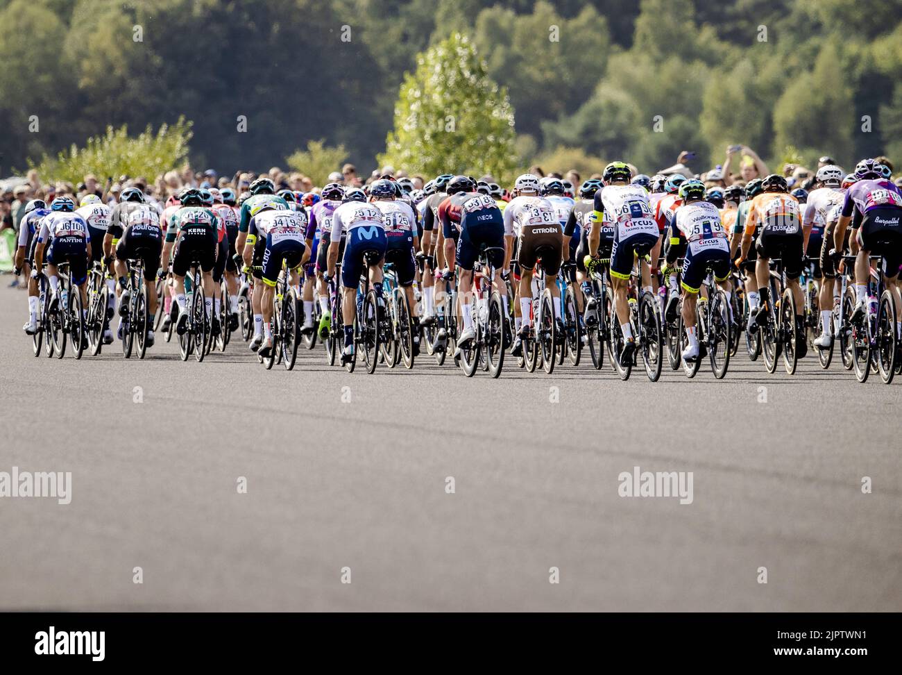 SOESTERBERG - il peloton passa la pista della base aerea di Soesterberg durante la seconda fase della Vuelta a Espana (Vuelta a Espana). La seconda tappa della Vuelta va da Den Bosch a Utrecht. ANP SEM VAN DER WAL Foto Stock