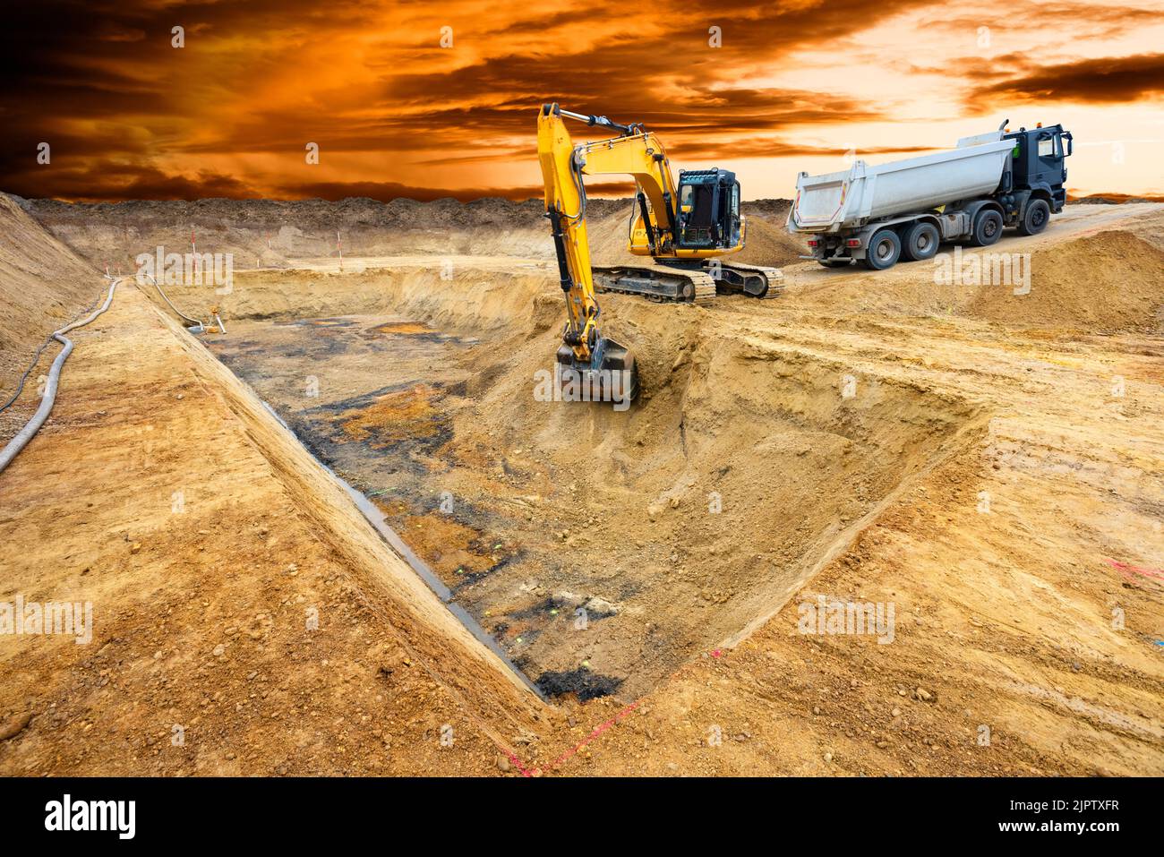 l'escavatore sta scavando in cantiere Foto Stock