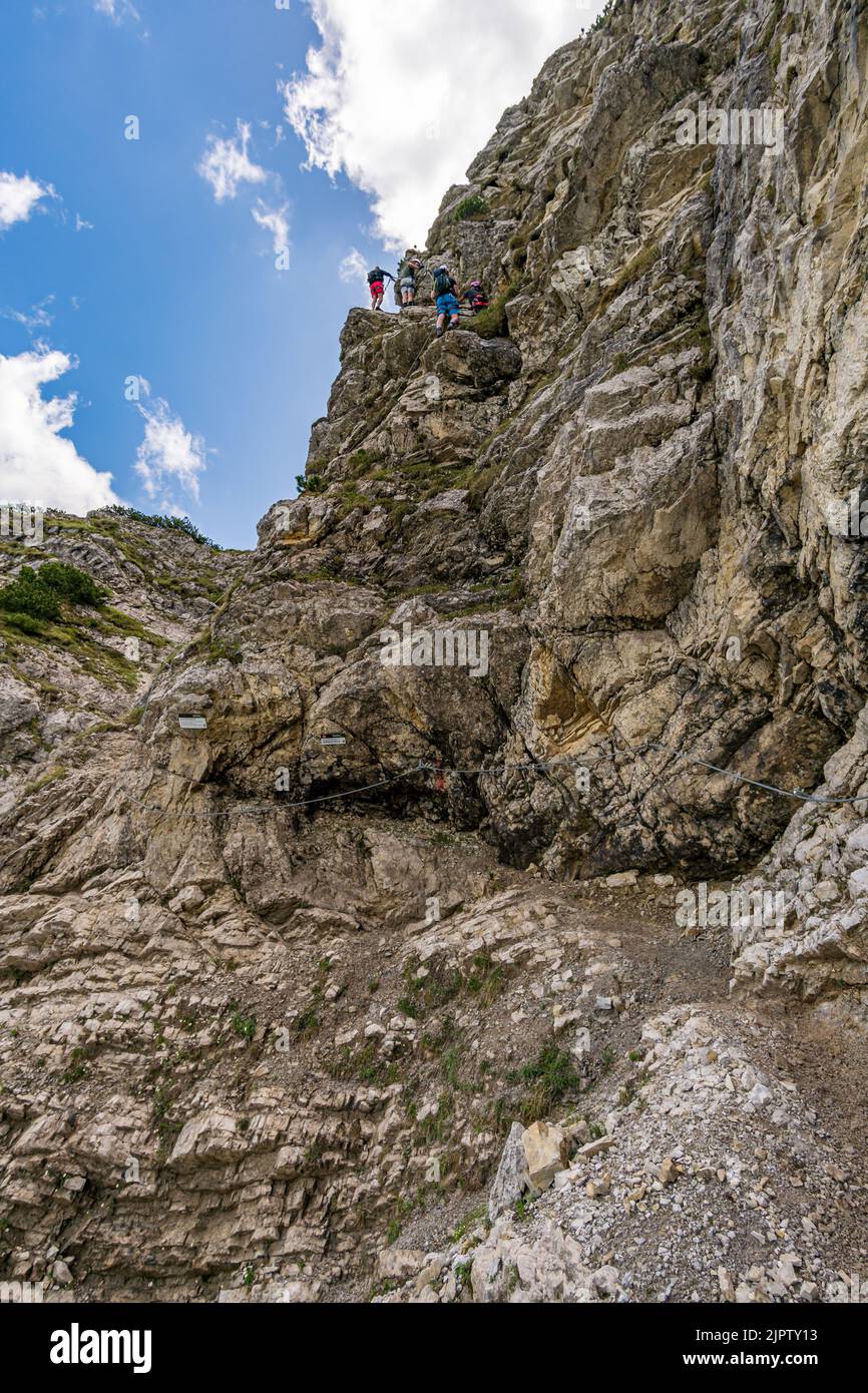 Arrampicandosi sulla Via Ferrata di Edelrid fino alla cima di Iseler nei pressi di Oberjoch Bad Hindelang nei monti Allgau Foto Stock