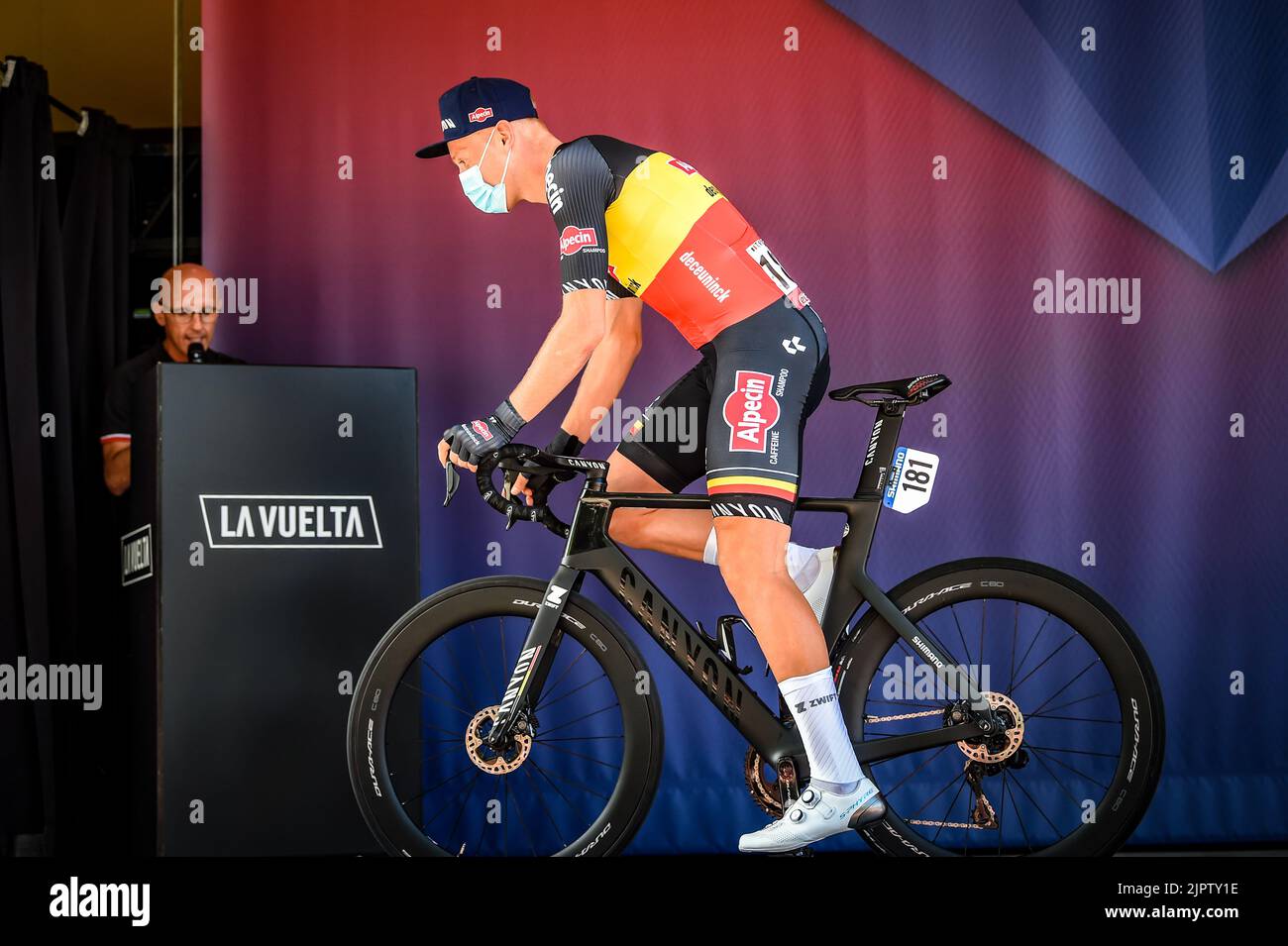 Il belga Tim Merlier di Alpecin-Fenix ha mostrato sul podio davanti alla tappa 2 della 2022 edizione della 'Vuelta a Espana', Tour della Spagna in bicicletta, da 's-Hertogenbosch a Utrecht (175,1 km) nei Paesi Bassi, sabato 20 agosto 2022. BELGA FOTO LUC CLAESSEN Foto Stock