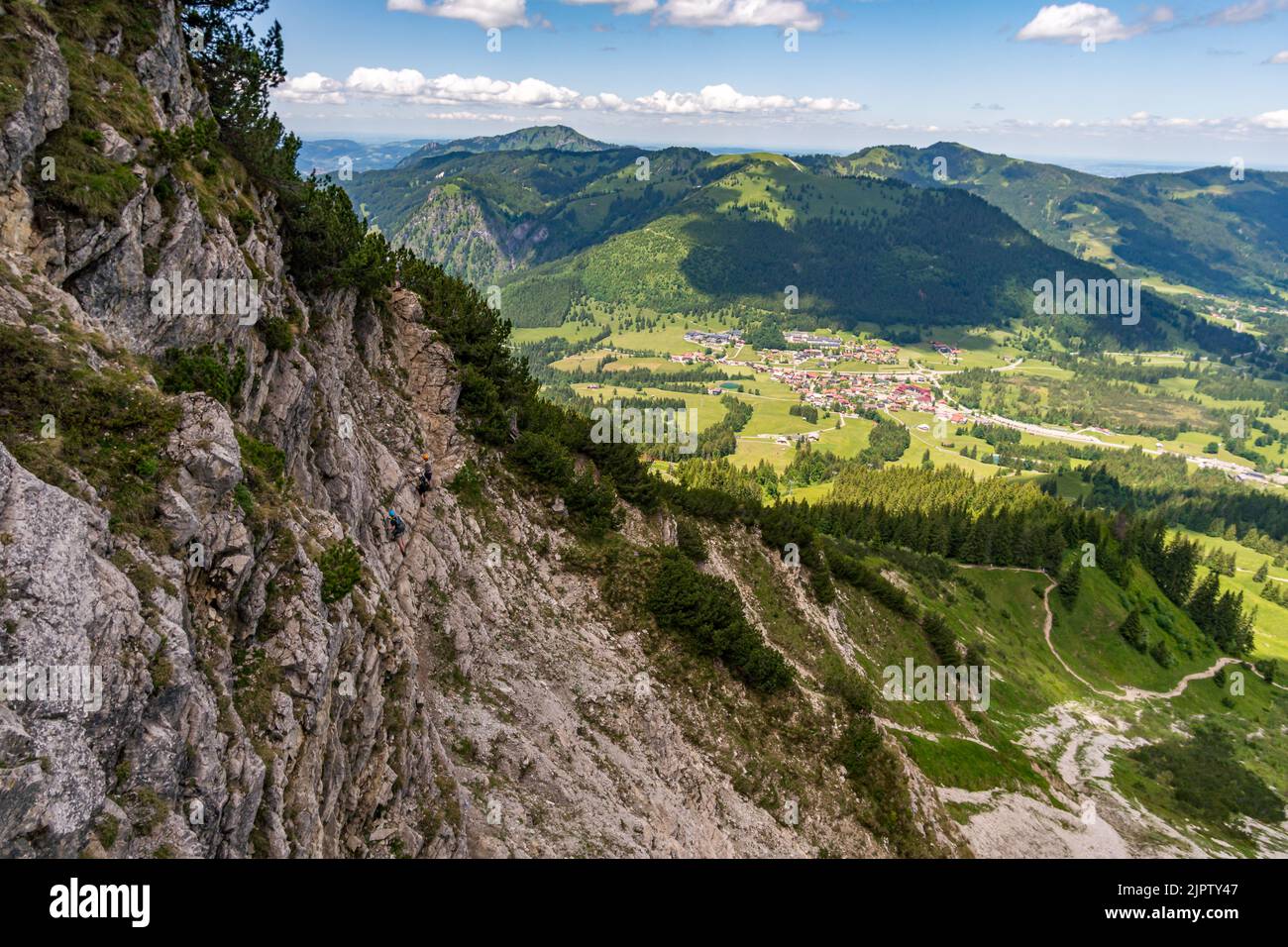 Arrampicandosi sulla Via Ferrata di Edelrid fino alla cima di Iseler nei pressi di Oberjoch Bad Hindelang nei monti Allgau Foto Stock