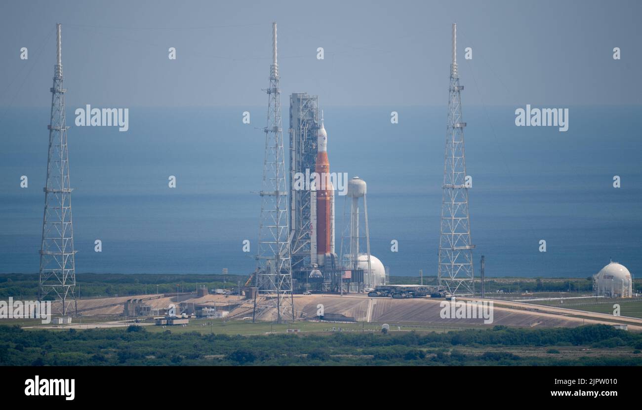 Il razzo NASA Space Launch System con la navicella spaziale Orion arriva al Launch Pad 39B dopo aver fatto un viaggio di quattro miglia dal Vehicle Assembly Building in cima a un lanciatore mobile, al Kennedy Space Center, il 17 agosto 2022, a Cape Canaveral, Florida. L'implementazione è in preparazione per il test di volo senza equipaggio previsto non prima dell'agosto 29. Credito: Joel Kowsky/USA Navy Photo/Alamy Live News Foto Stock