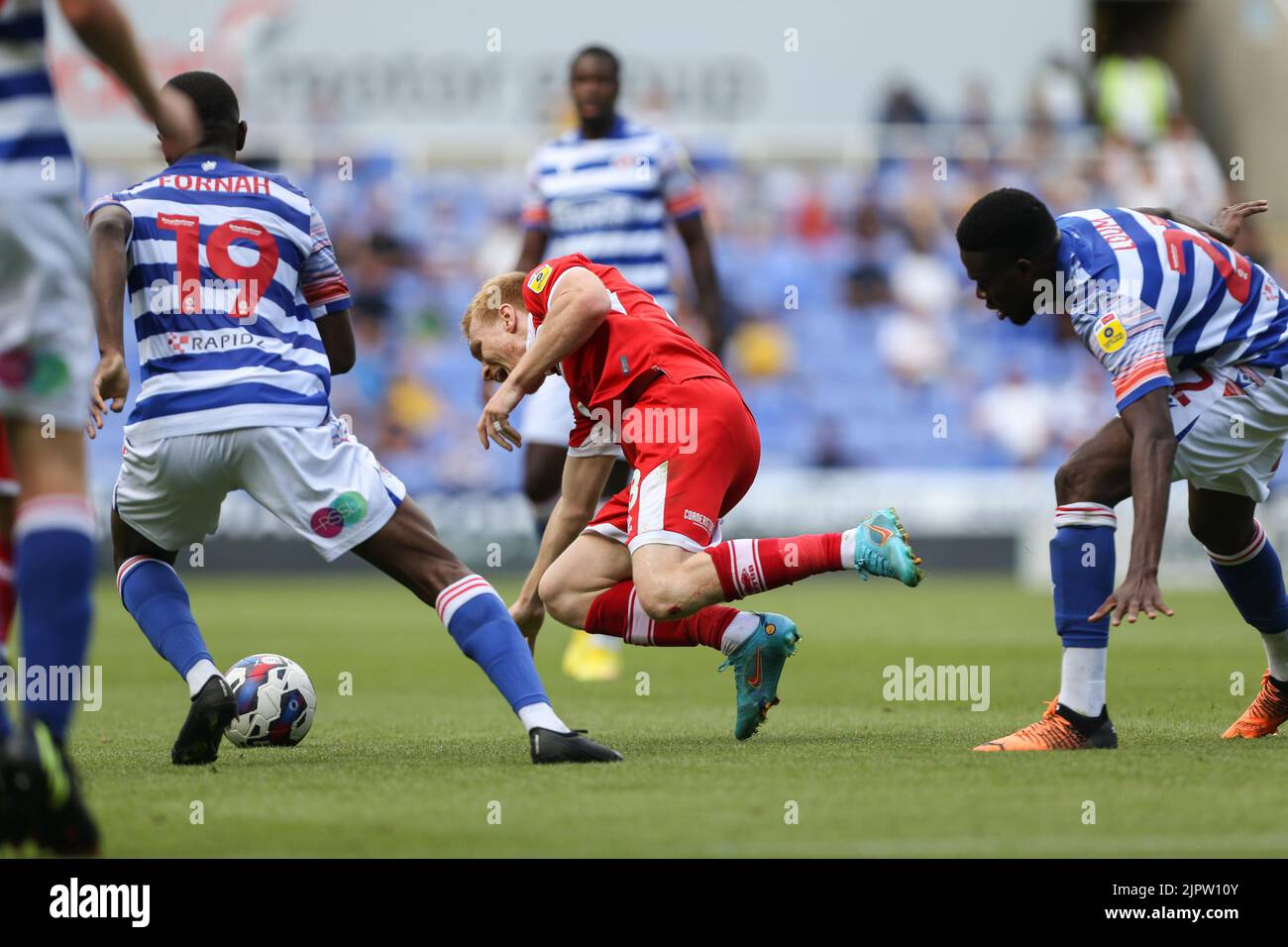 Reading, Regno Unito. 20th ago, 2022. Duncan Watmore #18 di Middlesbrough è fouled da Mamadou Loum #22 di Reading in Reading, Regno Unito il 8/20/2022. (Foto di Arron Gent/News Images/Sipa USA) Credit: Sipa USA/Alamy Live News Foto Stock