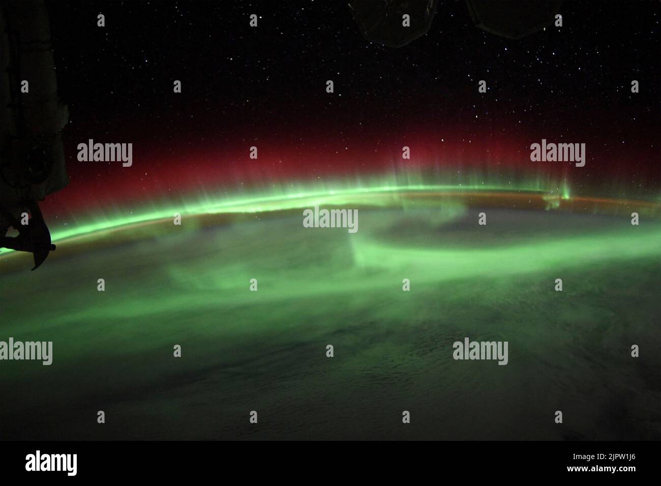 Un'aurora boreale incorona la Terra sotto un cielo stellato in questa fotografia notturna dalla Stazione spaziale Internazionale mentre orbitava a 270 miglia sopra l'Oceano Indiano a sud-est del continente africano 17 agosto 2022 in Earth Orbit. L'aurora, chiamata anche aurora settentrionale, seguì un moderato scoppio solare chiamato espulsione di massa coronale. Credit: Bob Hines/NASA/Alamy Live News Foto Stock